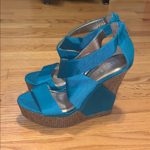 BCBG strappy wedge sandal NWOT - Picture 2 of 4